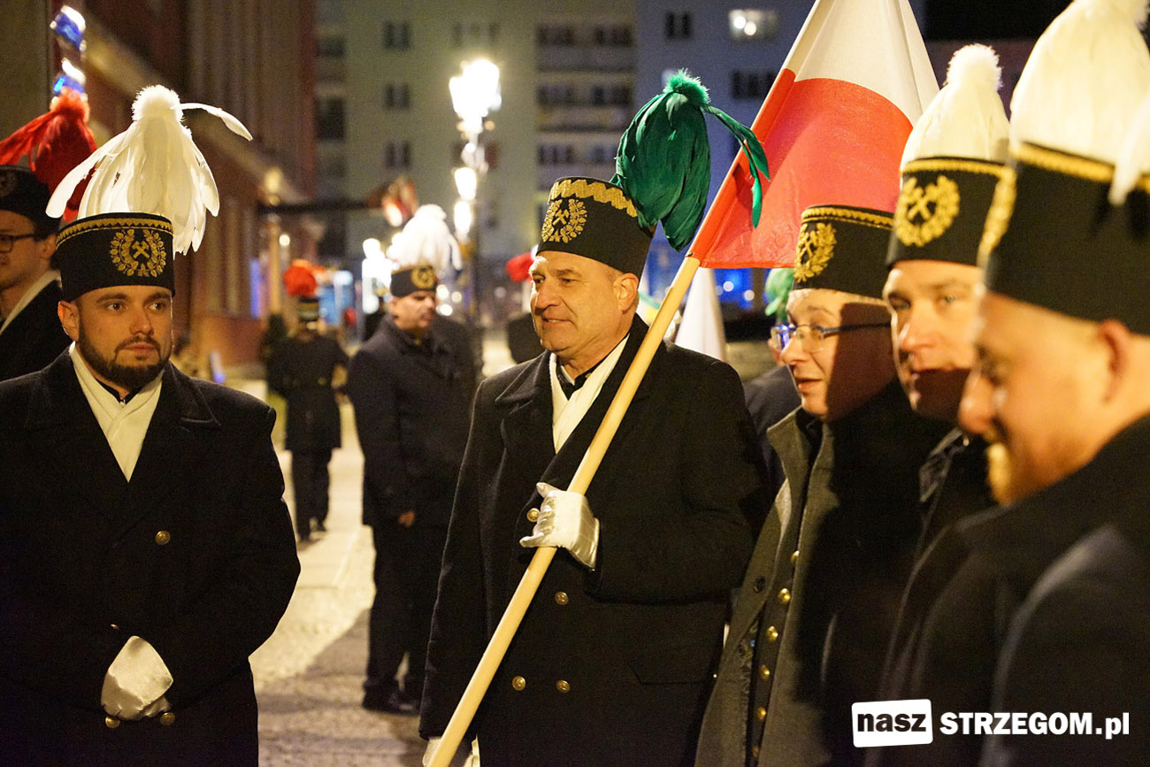 Barbórkowy pochód i górnicze tradycje. Ponad 100 osób świętowało spotkanie gwareckie w Strzegomiu [FOTO] 